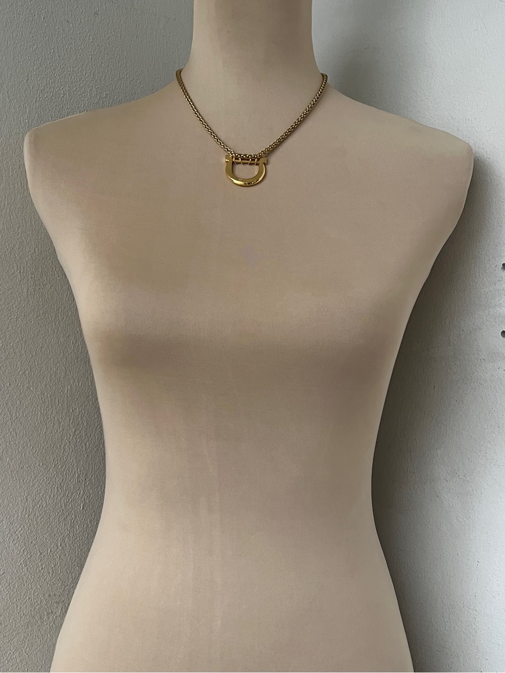 Salvatore Ferragamo Custom Vintage Gold Horseshoe Pendant Spiga Necklace 16” - Picture 7 of 9
